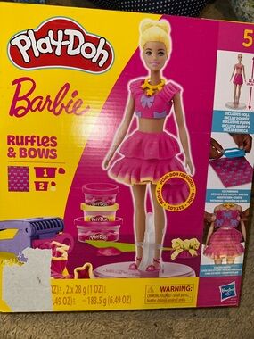 Play-Doh Barbie Ruffles & Bows Pink Fashion Playset